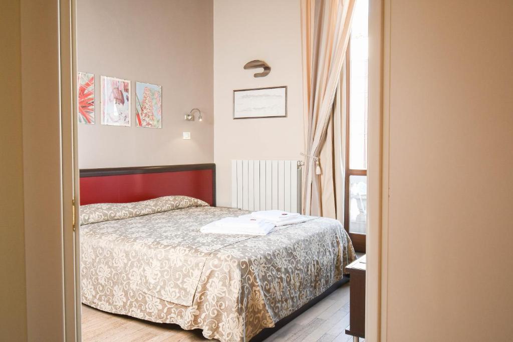 Łóżko lub łóżka w pokoju w obiekcie Bergamo Romantica