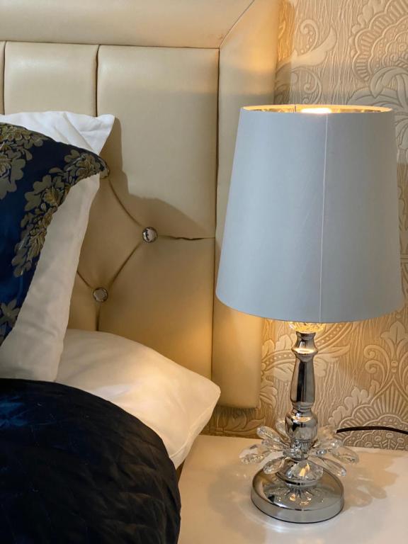 Loch Lomond Apartments - King Room
