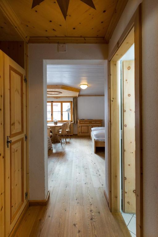 a room with a bedroom and a living room at Hotel Klarer in Zuoz