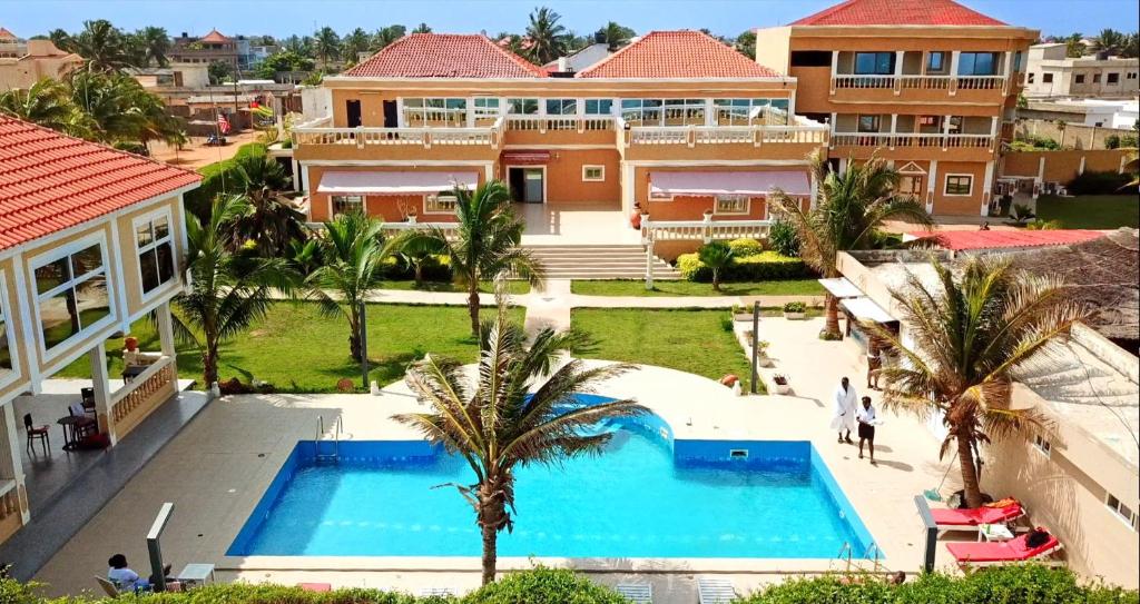 an aerial view of a house with a swimming pool at Hôtel Résidence Madiba in Lomé