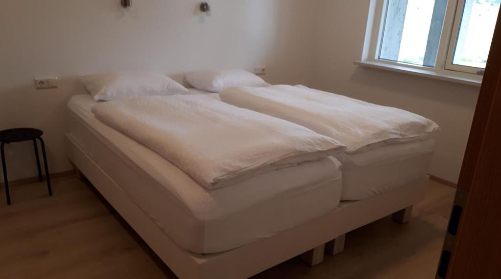 Postel nebo postele na pokoji v ubytování Skipalaekur Farm Apartments