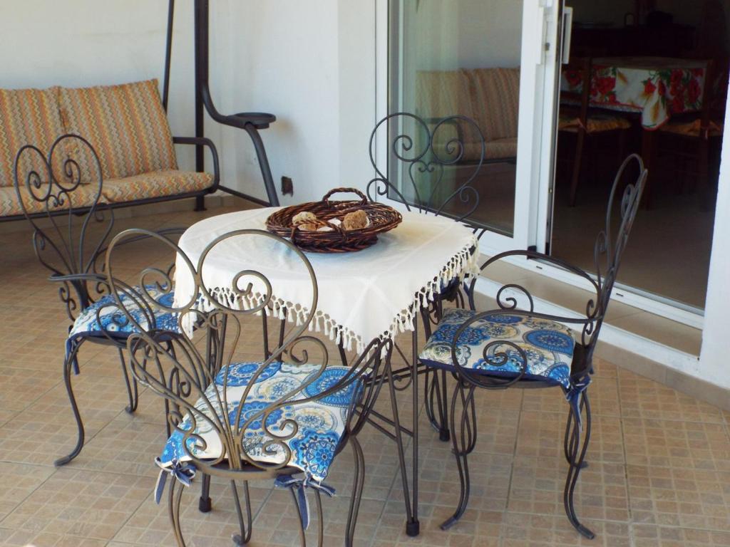 einen Tisch mit Stühlen in Weiß und Blau in der Unterkunft Casa Vacanza Mare Sole in Alcamo Marina