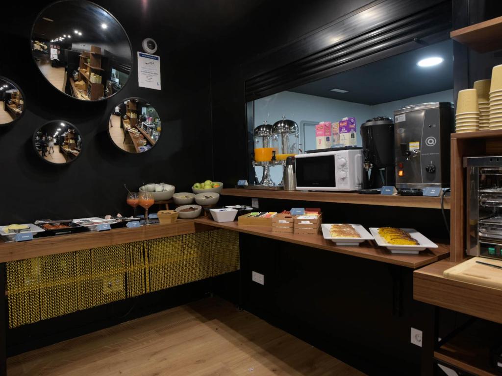 Kuchyň nebo kuchyňský kout v ubytování room00 Gran Vía Hostel