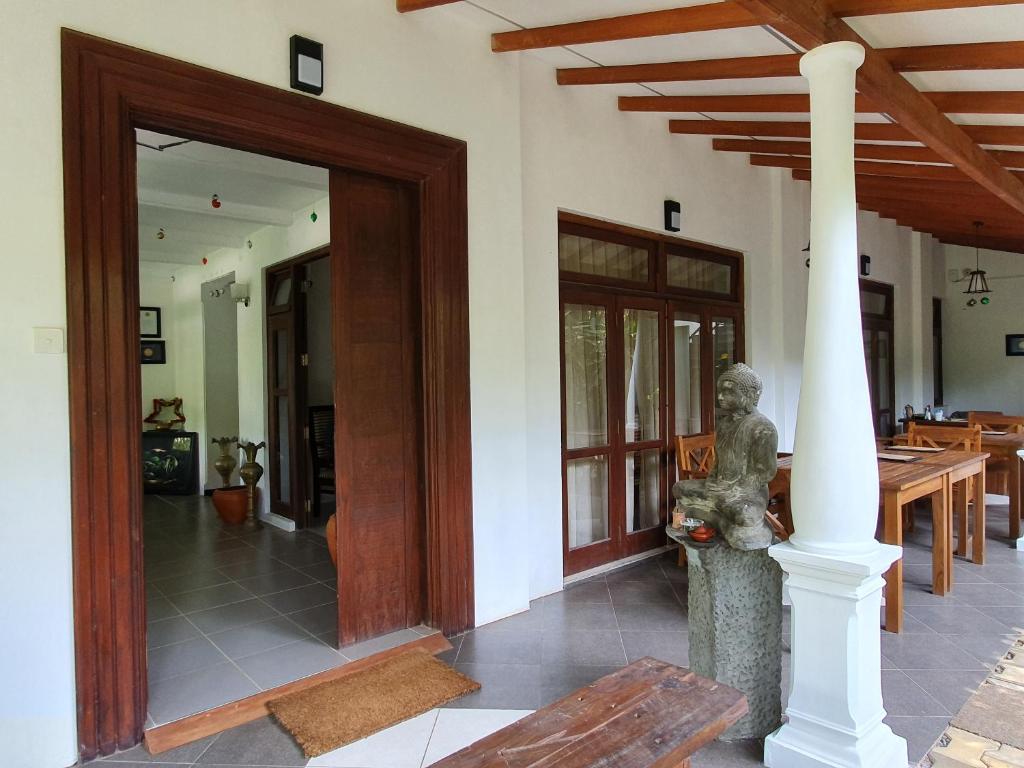 Un ingresso in una casa con una statua nell'ostrica. di Lohas Beach Resort Villa a Kalutara
