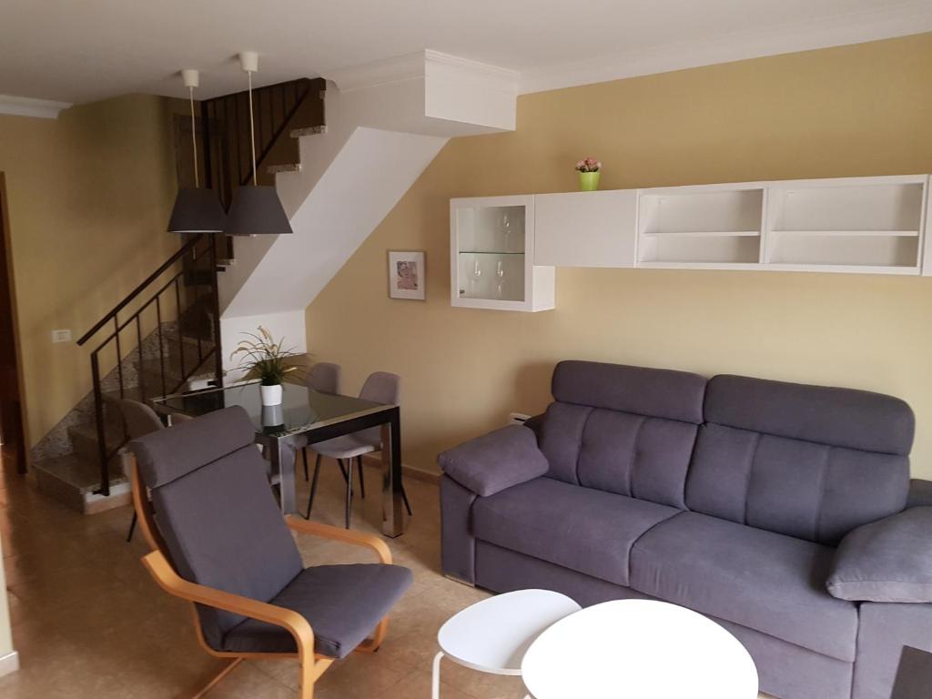 un soggiorno con divano e tavolo di Dúplex céntrico, hasta 6 personas. a Santa Cruz de Tenerife