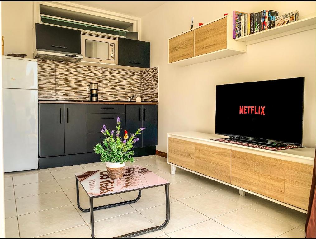 マスパロマスにあるApartamento Luxuryのリビングルーム(テレビ付)、キッチン