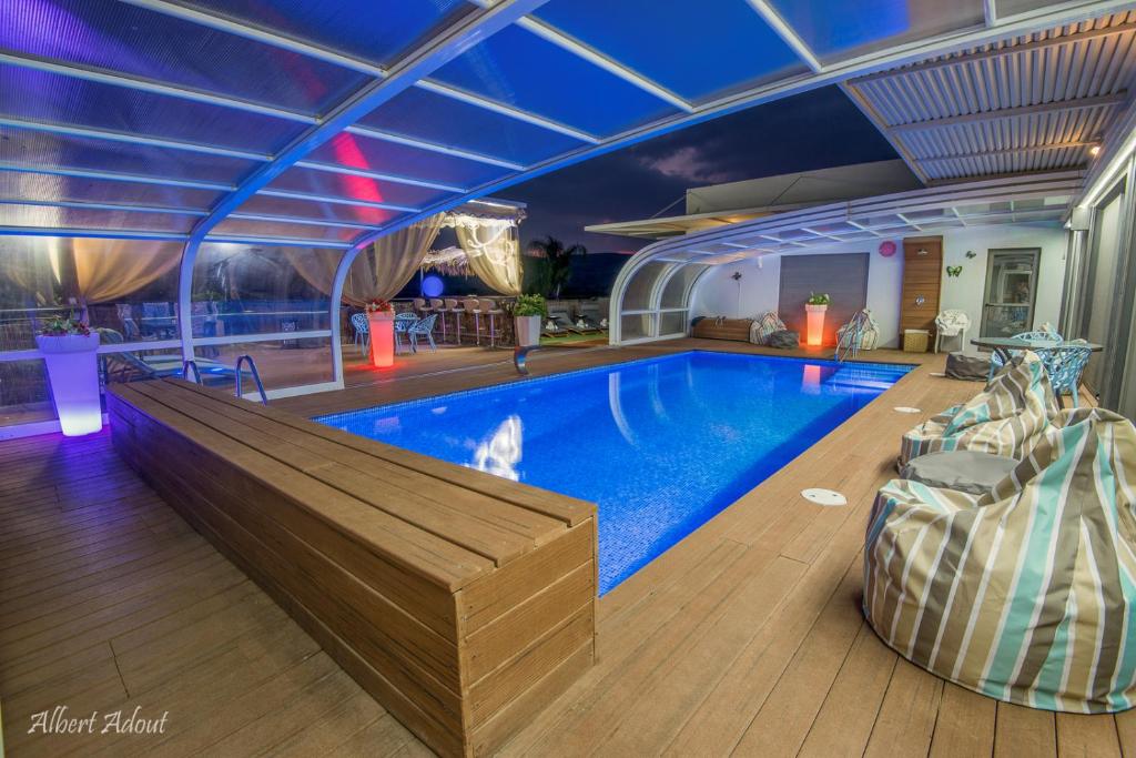 una gran piscina con suelo de madera en Yosefdream Luxury suites, en Had Nes