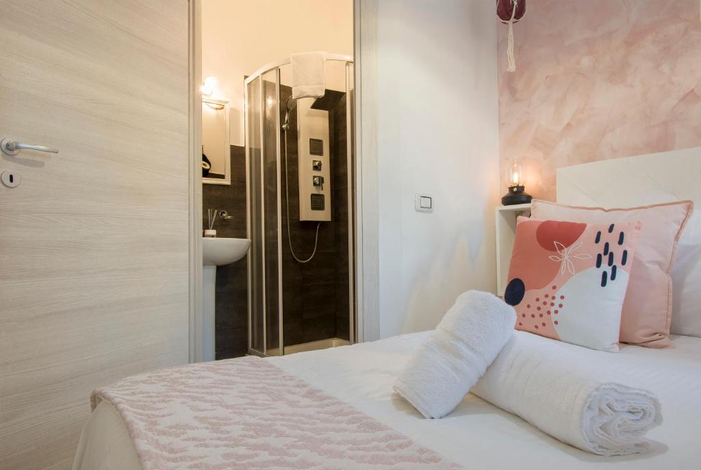 a bedroom with a bed and a bathroom with a sink at Piccolo Hotel Boutique in Rome