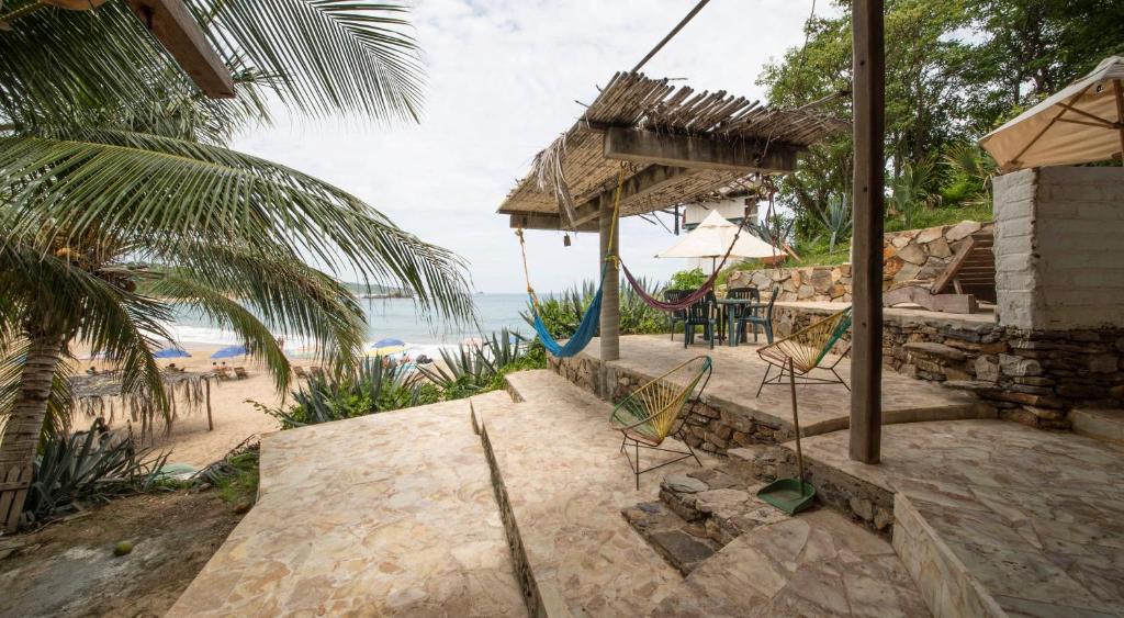 una casa con un columpio en la playa en Casa de las Olas en Mazunte
