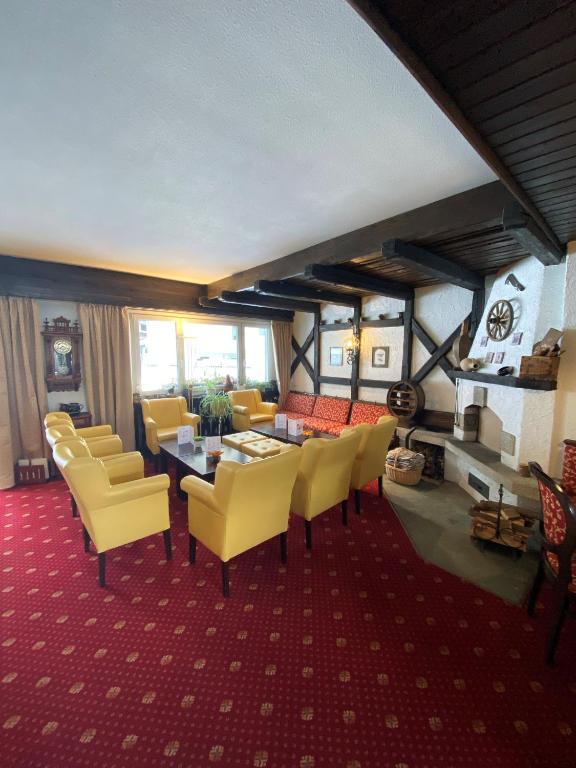 Uma área de estar em Hotel Adonis