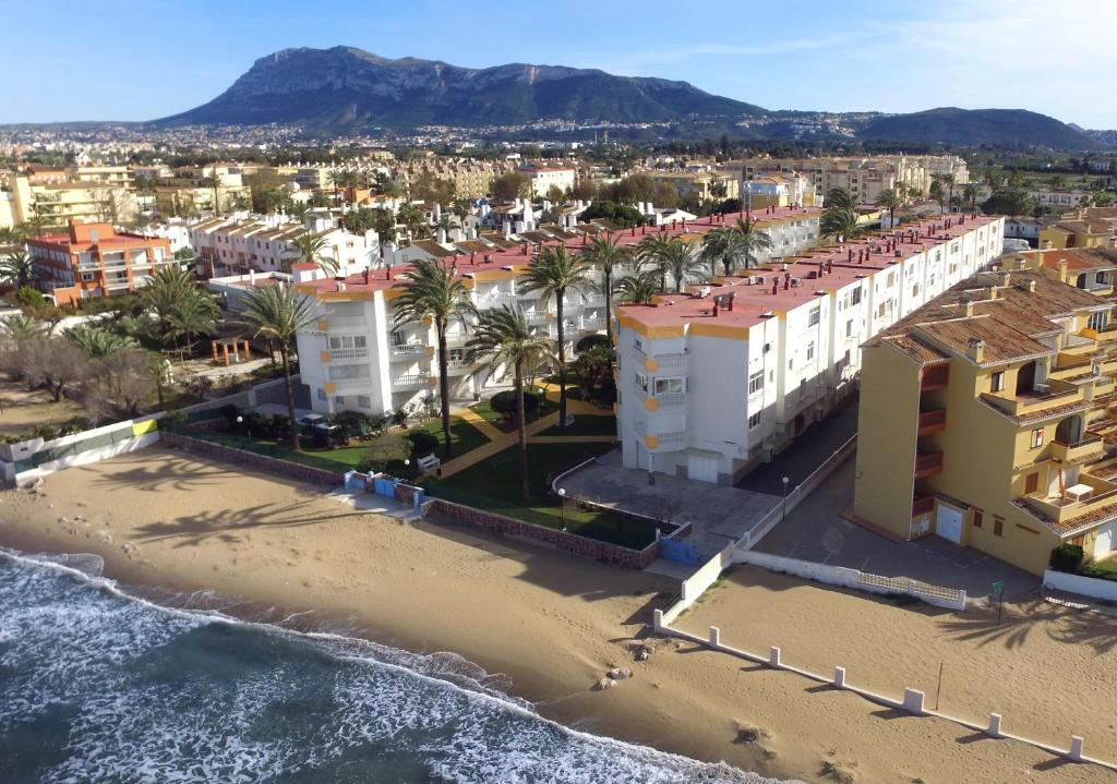 uma vista aérea da praia e dos edifícios em Apartamentos Oliver Playa em Denia
