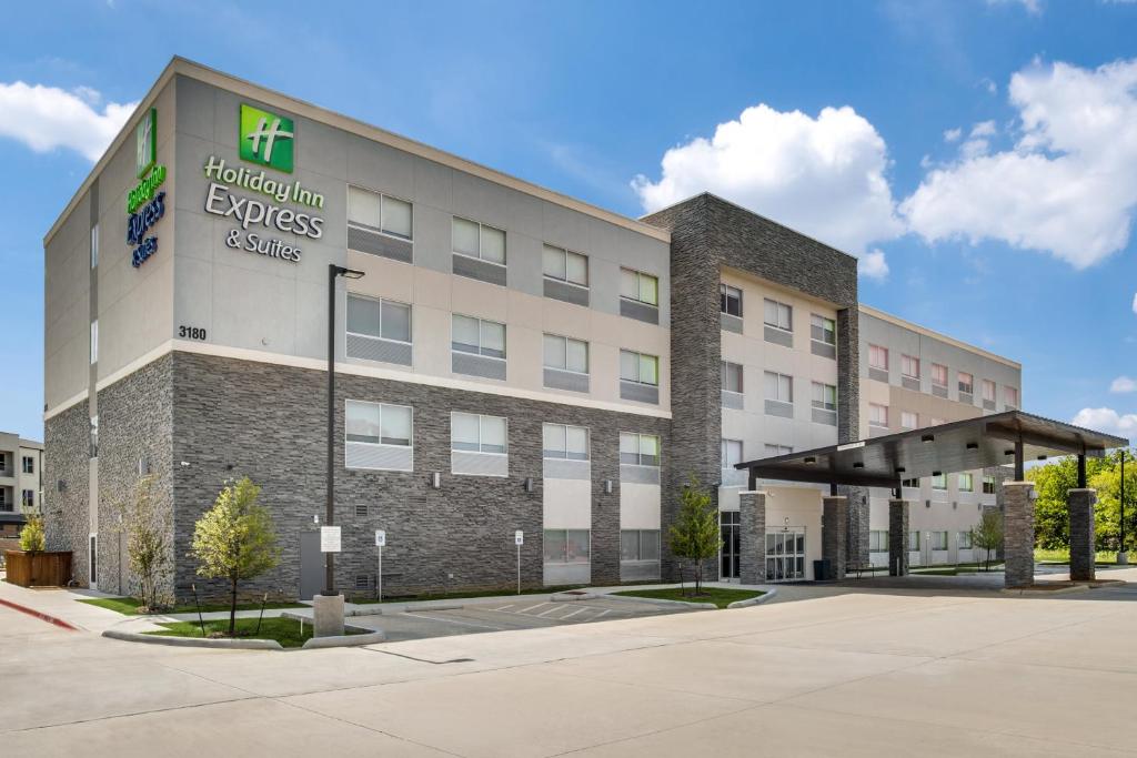 un edificio de oficinas con un edificio exprés del hospital en Holiday Inn Express & Suites - Denton South, an IHG Hotel, en Denton