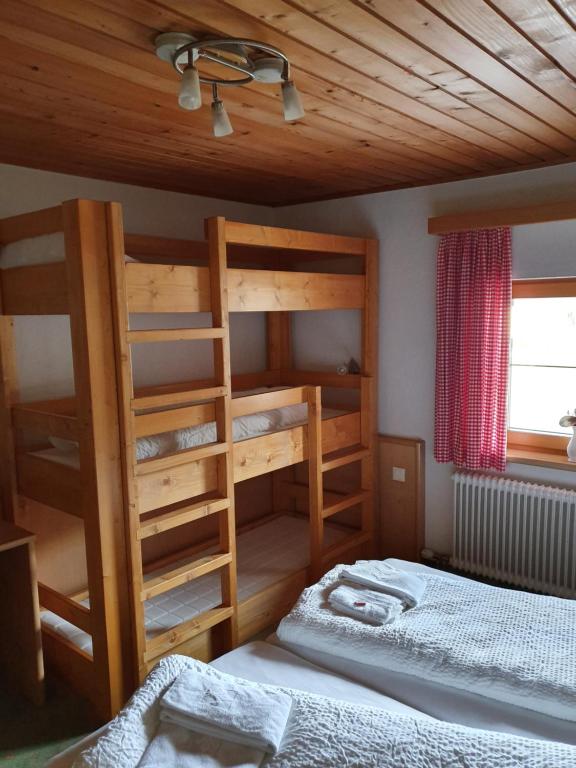 Ein Etagenbett oder Etagenbetten in einem Zimmer der Unterkunft Gasthaus Mamooserhof