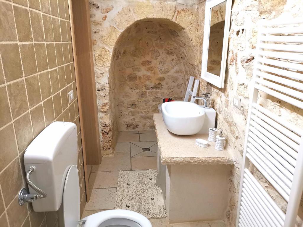 Łazienka w obiekcie Trullo Madia e Dimora Giorgio