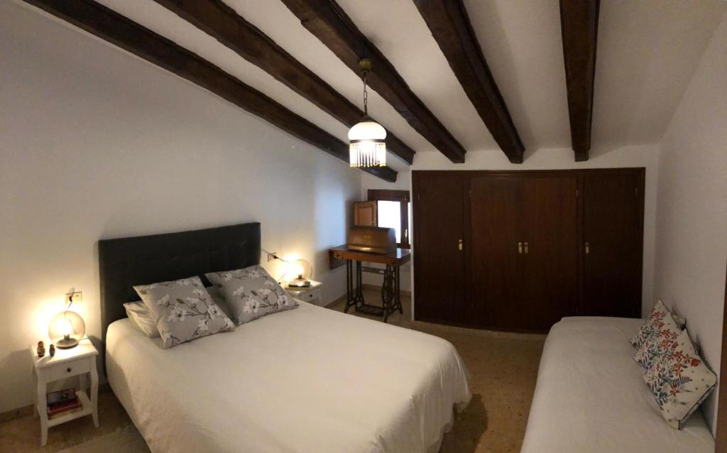 um quarto com uma cama e uma cómoda num quarto em Casa San Nicolás em Morella