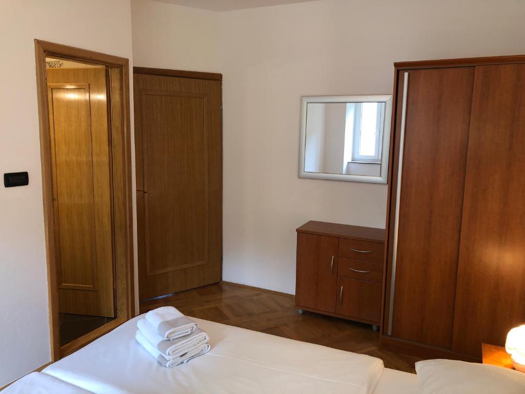 Postel nebo postele na pokoji v ubytování Apartments Trlika