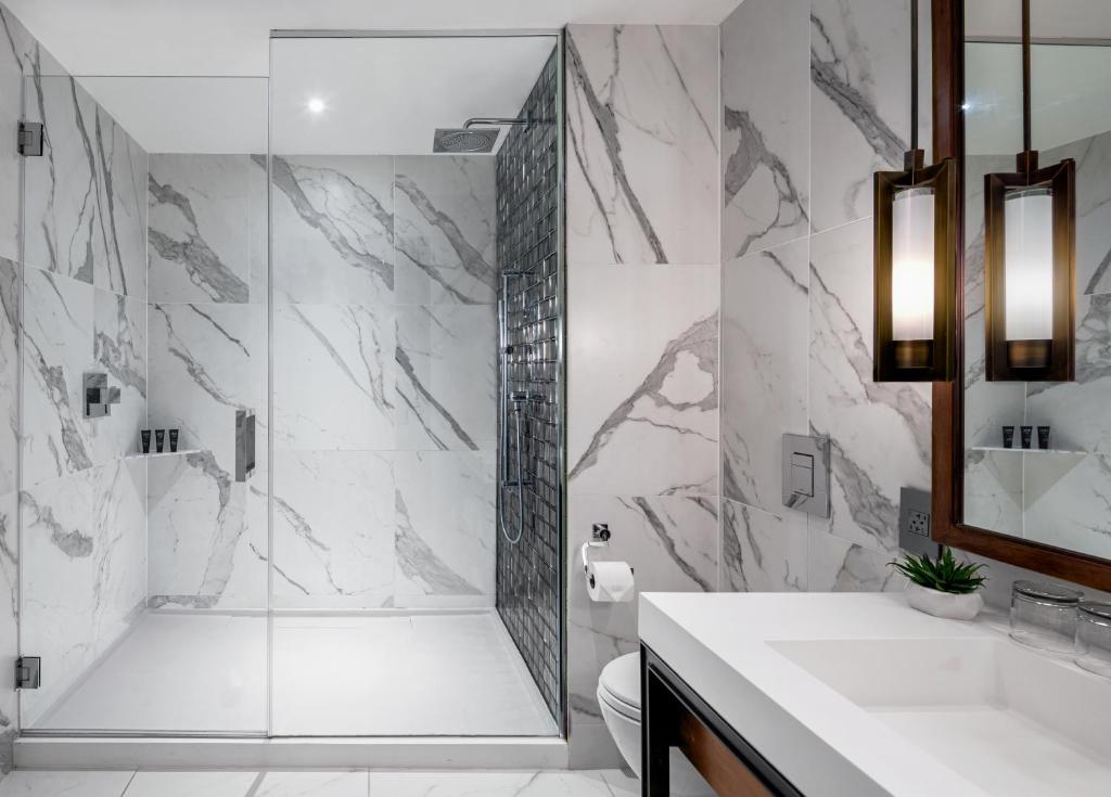 Dream Hollywood, by Hyatt - Two Queens Room Silver