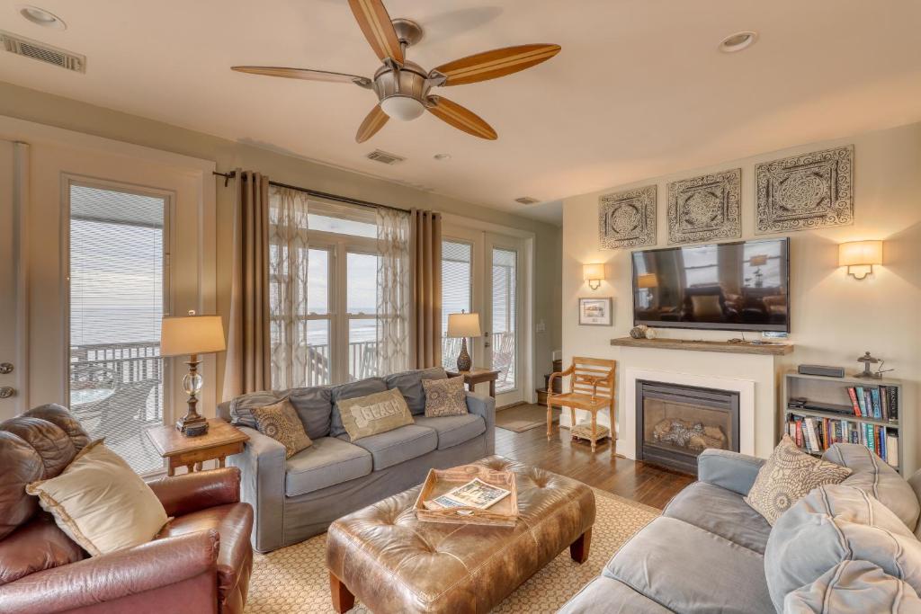 een woonkamer met een bank en een open haard bij Folly 'B' Golly in Folly Beach