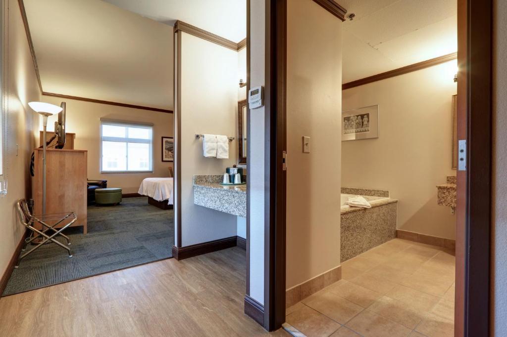 Postel nebo postele na pokoji v ubytování Dimond Center Hotel