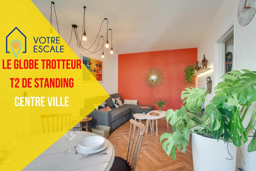 ein Wohnzimmer mit einem Sofa und einem Tisch in der Unterkunft Votre Escale - Le Globe Trotteur in Niort
