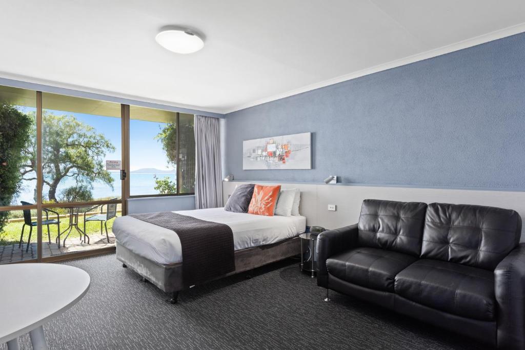 Posezení v ubytování Swansea Motor Inn Tasmania