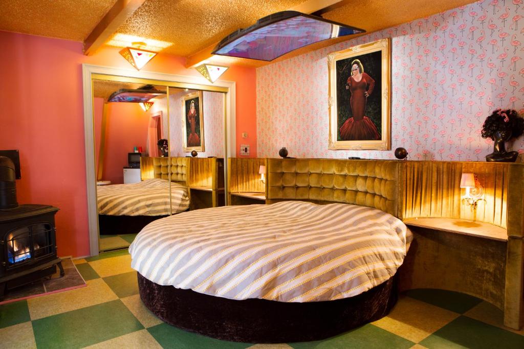 Hicksville Pines Chalets & Motel - 
