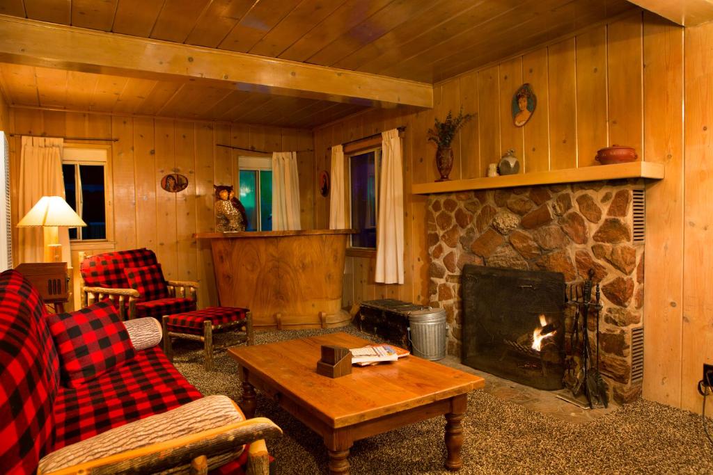 Hicksville Pines Chalets & Motel - 
