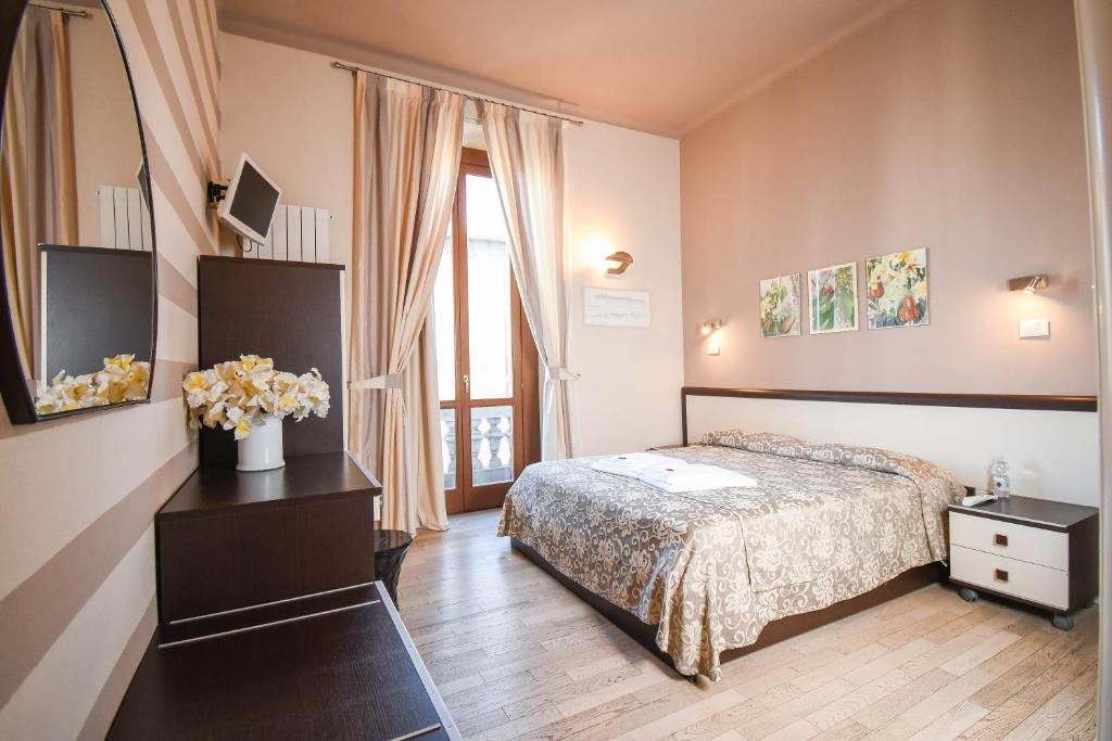 sypialnia z łóżkiem i dużym oknem w obiekcie Bergamo Romantica w Bergamo