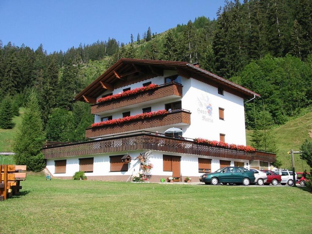 ein großes Gebäude mit davor geparkt in der Unterkunft Haus Maria in Bach