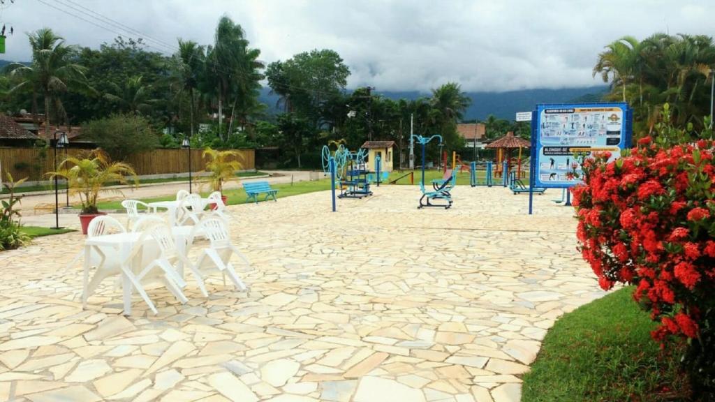  Casa em Ubatuba - Condomínio com acesso ao Rio Grande