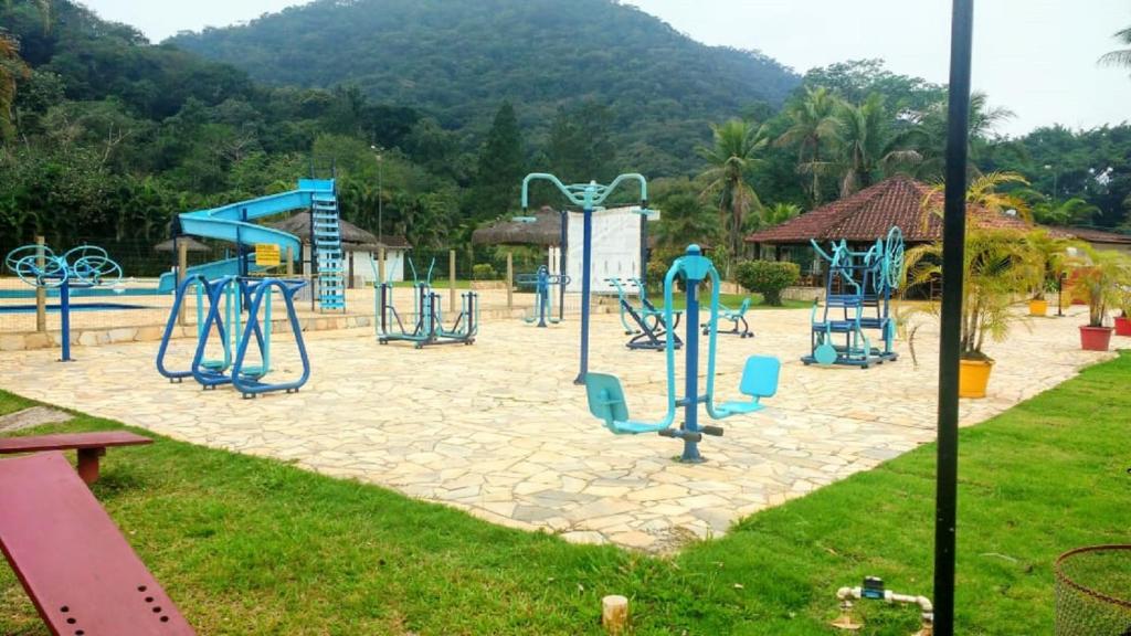  Casa em Ubatuba - Condomínio com acesso ao Rio Grande