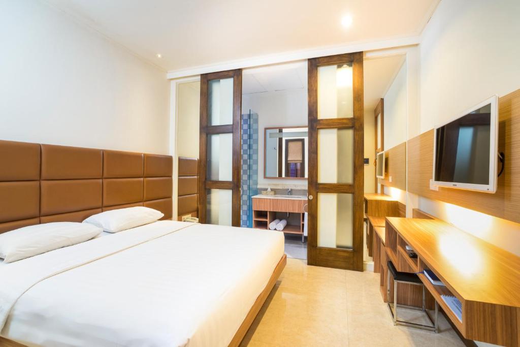 Postel nebo postele na pokoji v ubytování Alron Hotel Kuta