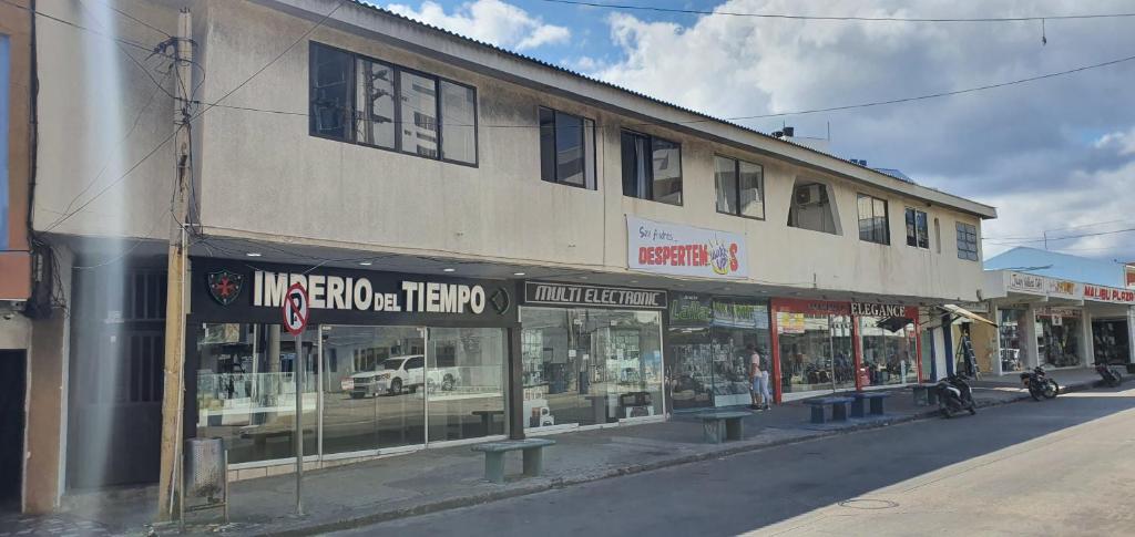 a building on the side of a street with stores at Vivienda Turística Colon in San Andrés