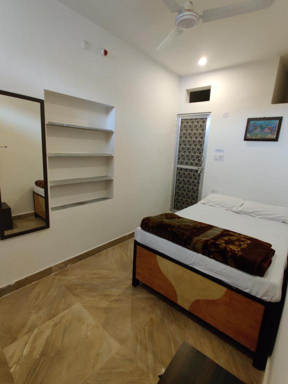 Varah Square Guest House - Budget Double Room