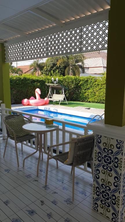 Bazén v ubytování Little home poolvilla nebo v jeho okolí