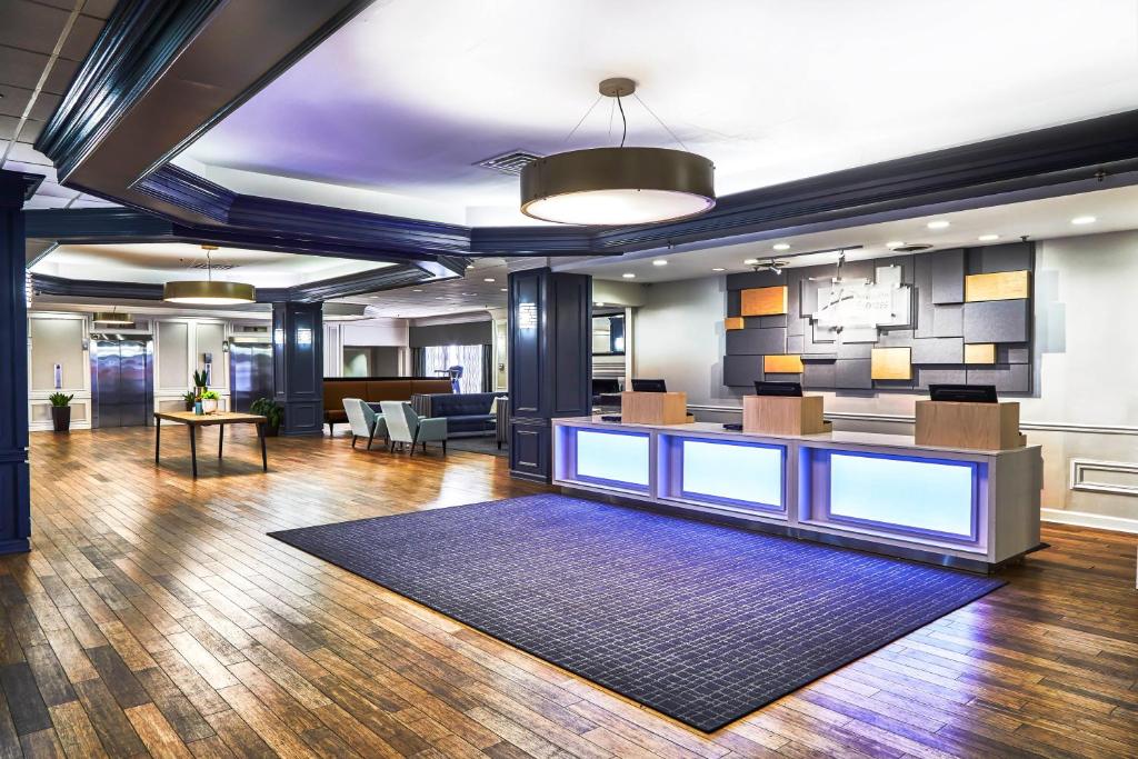 een kantoor met een lobby met een bureau en stoelen bij Holiday Inn Express Nashville-Downtown - Broadway, an IHG Hotel in Nashville