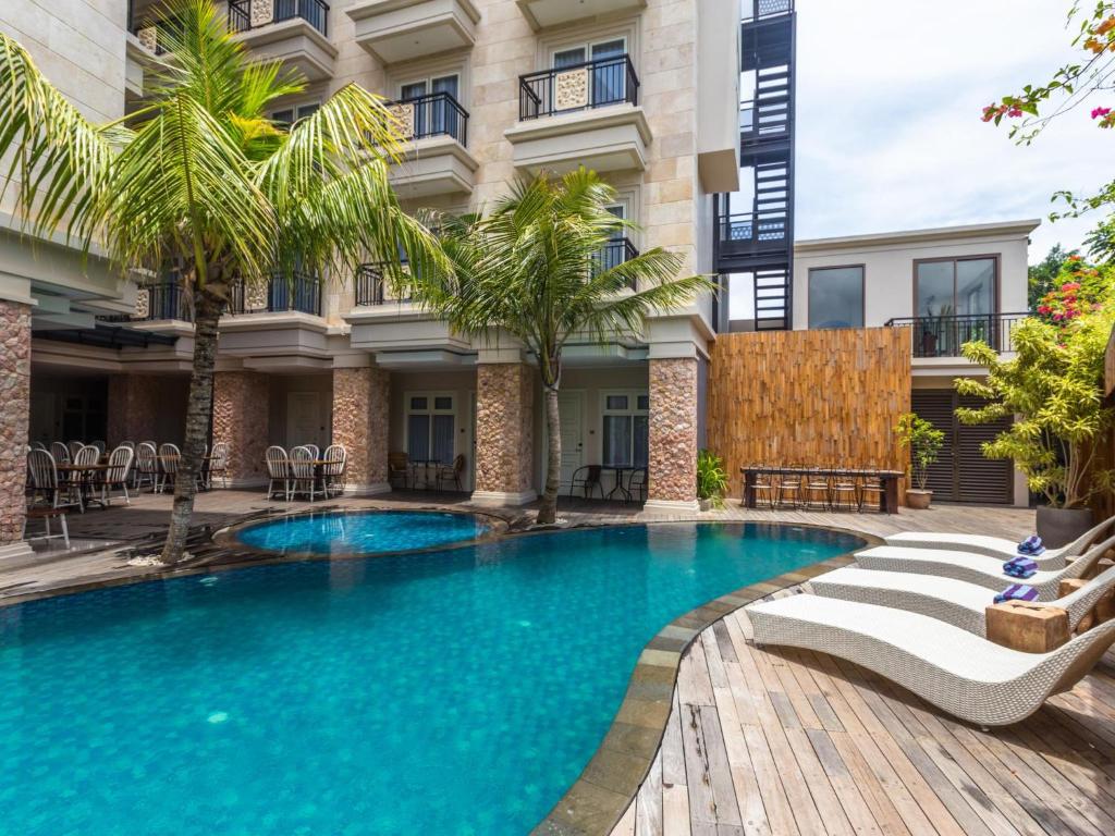 Bazén v ubytování Alron Hotel Kuta nebo v jeho okolí