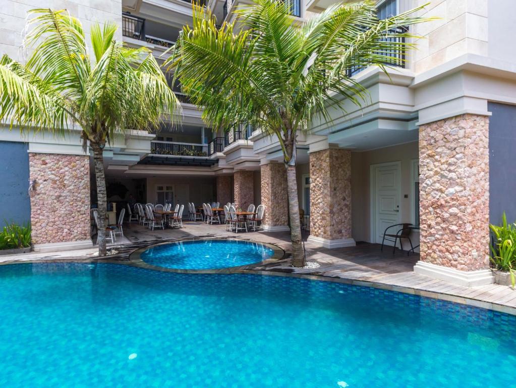 Bazén v ubytování Alron Hotel Kuta nebo v jeho okolí