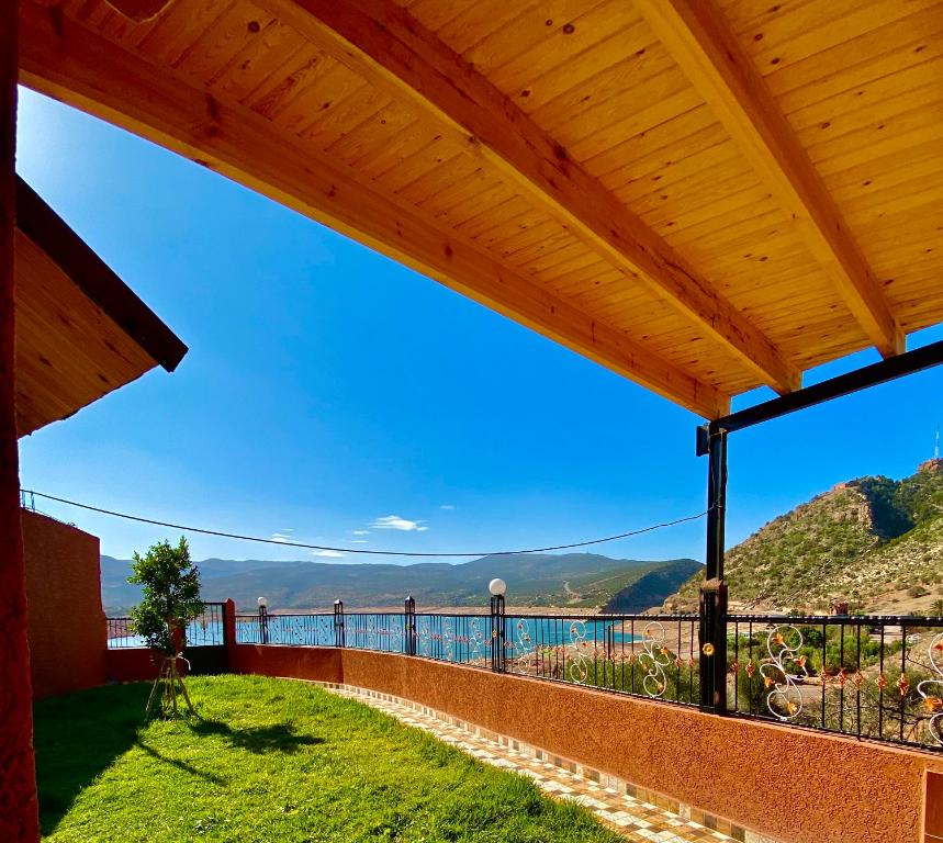 desde la terraza de una casa con vistas al agua en superb house in the heart of the mountains, en Bine el Ouidane