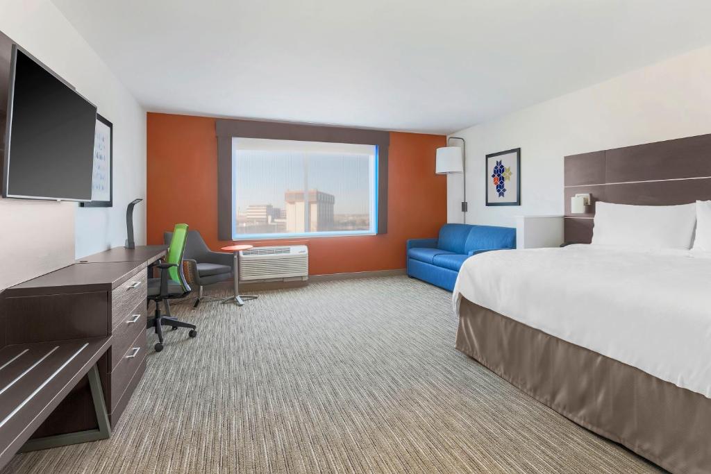 Holiday Inn Express & Suites Chicago O'Hare Airport by IHG photo