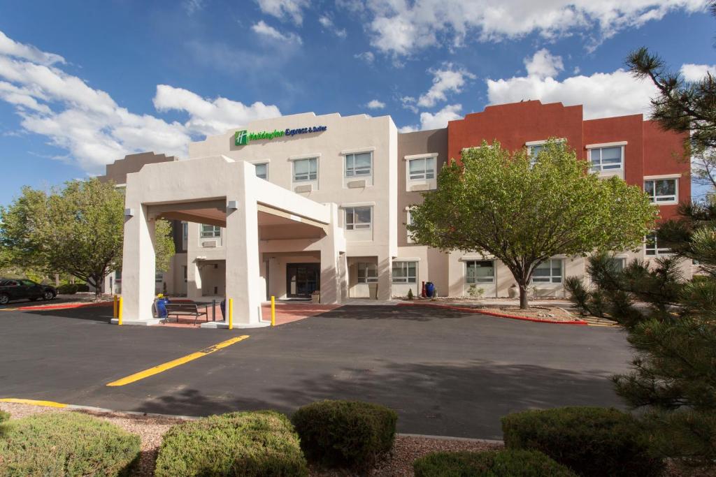 un bâtiment avec un parking en face de celui-ci dans l'établissement  Holiday Inn Express & Suites, à Santa Fe