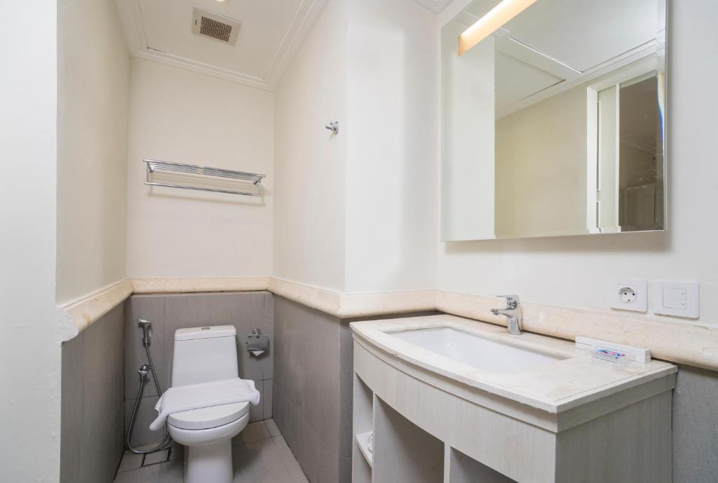 Koupelna v ubytování Alron Hotel Kuta