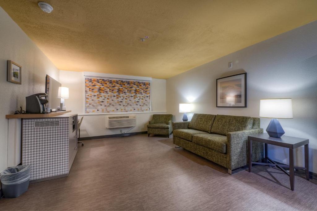 Posezení v ubytování Holiday Inn Tacoma Mall by IHG
