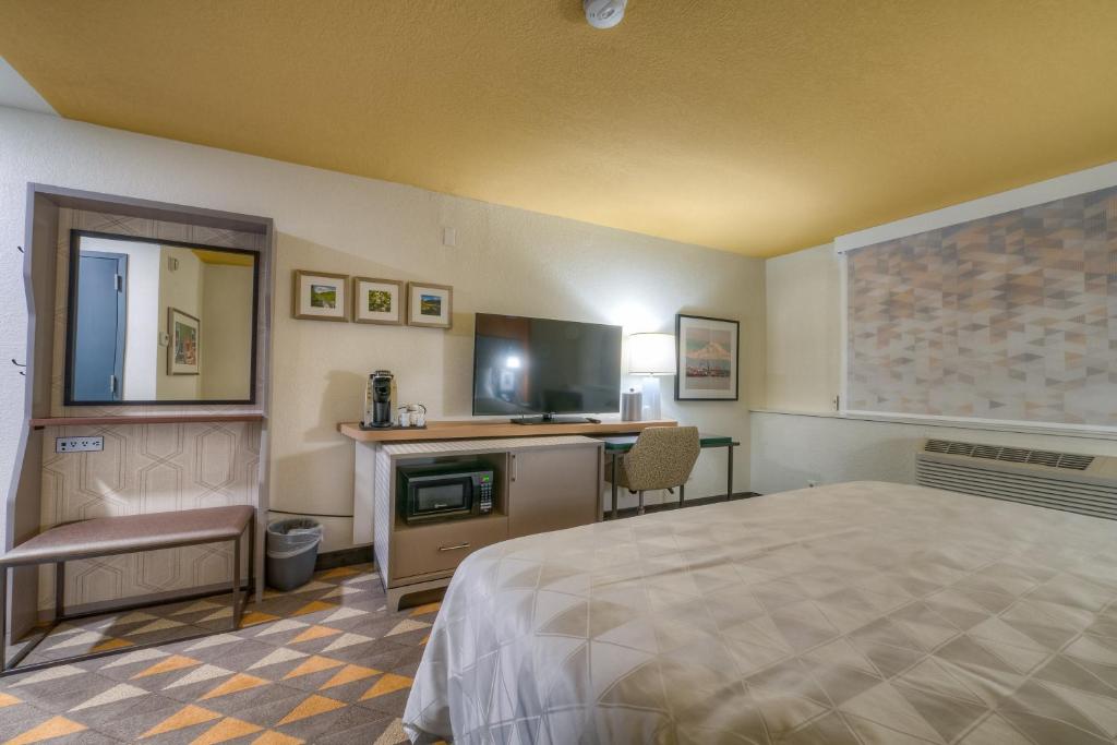 Postel nebo postele na pokoji v ubytování Holiday Inn Tacoma Mall by IHG