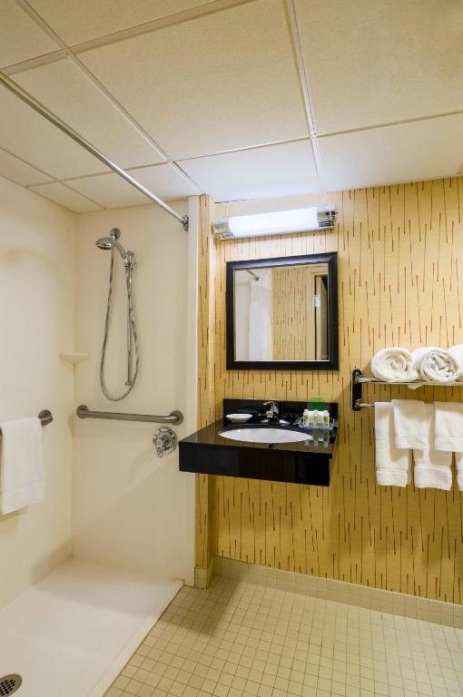 Holiday Inn Norwich by IHG - Double Room - Mobility Access With Roll-in Shower