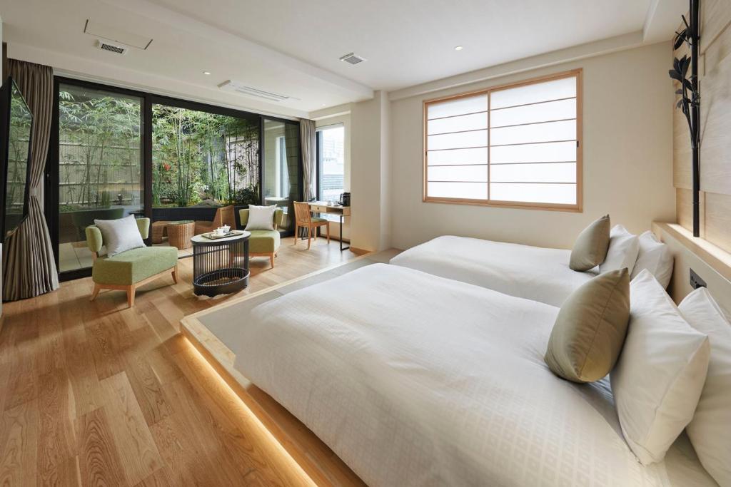 Postel nebo postele na pokoji v ubytování Royal Twin Hotel Kyoto Hachijoguchi