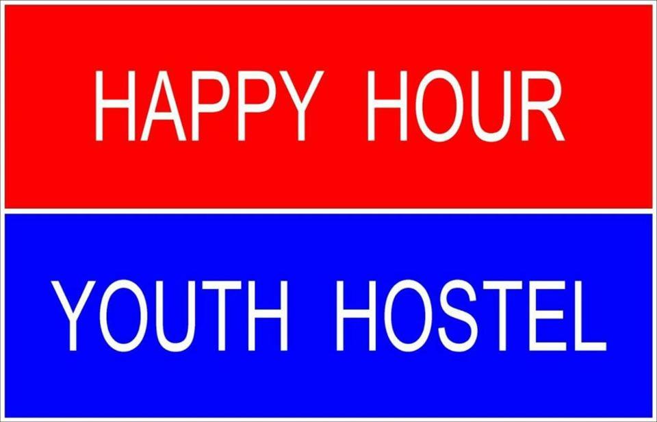 um sinal vermelho e azul com as palavras happy hour que visitou em Youth Hostel Medina em Meknès