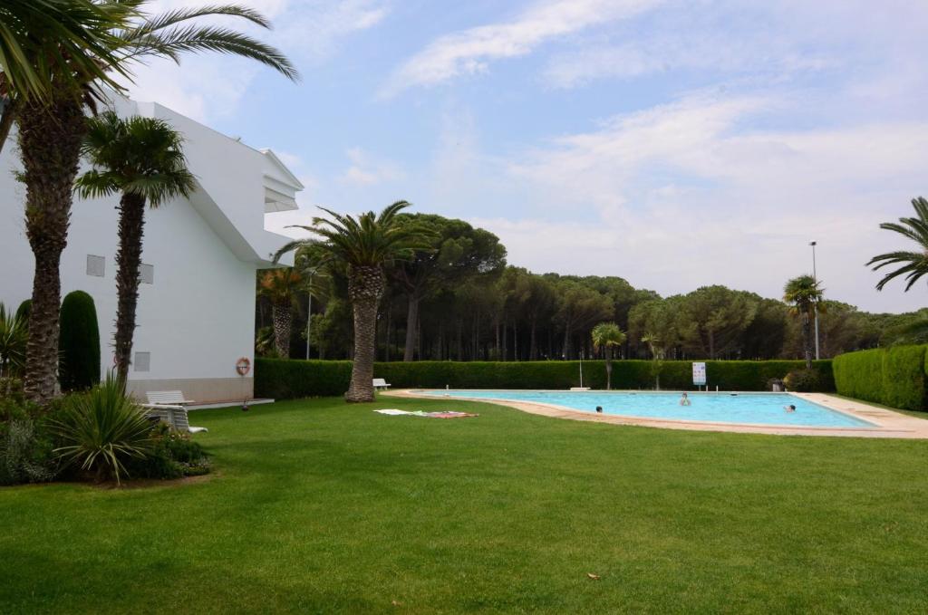 The swimming pool at or close to GREEN CLUB B 104