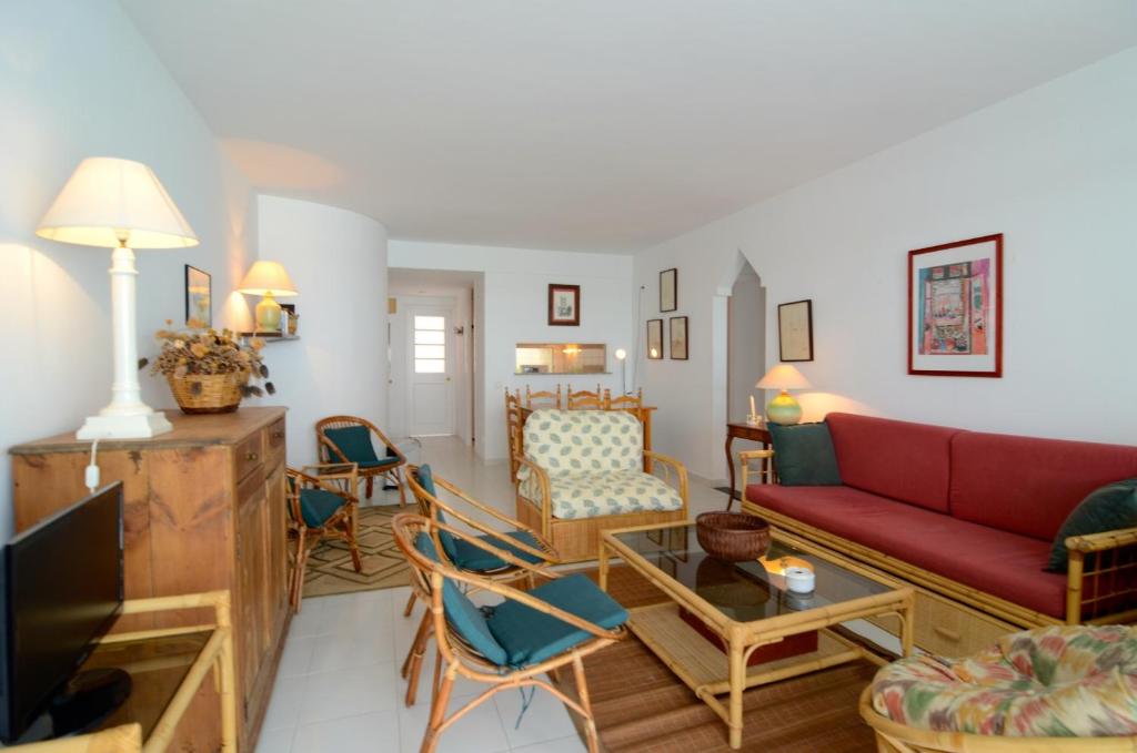A seating area at GREEN CLUB B 104