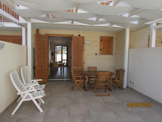 Habitación con mesa y sillas. en Villa Sapore di mare, en Favignana
